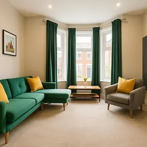  Holiday home 4 Bedroom Spacious House In